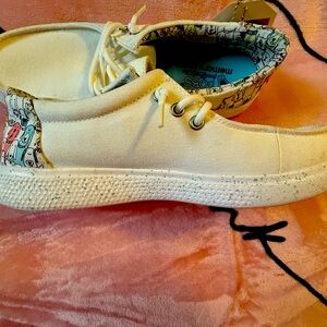 White sketcher shoes size 7